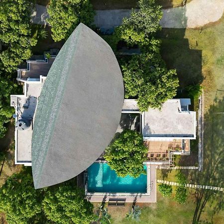 The Leaf By Stayvista - An Enchanting Escape Offering A Pool, Terrace, Lush Lawn, Contemporary Interiors, And Indoor Games Alībāg Ngoại thất bức ảnh