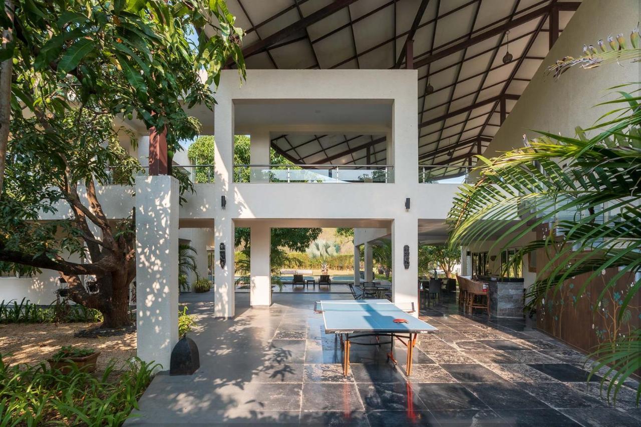 The Leaf By Stayvista - An Enchanting Escape Offering A Pool, Terrace, Lush Lawn, Contemporary Interiors, And Indoor Games Alībāg Ngoại thất bức ảnh