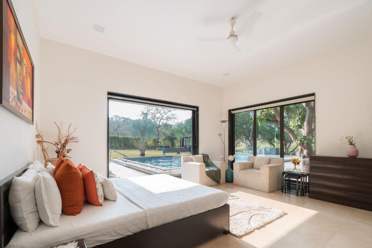 The Leaf By Stayvista - An Enchanting Escape Offering A Pool, Terrace, Lush Lawn, Contemporary Interiors, And Indoor Games Alībāg Ngoại thất bức ảnh