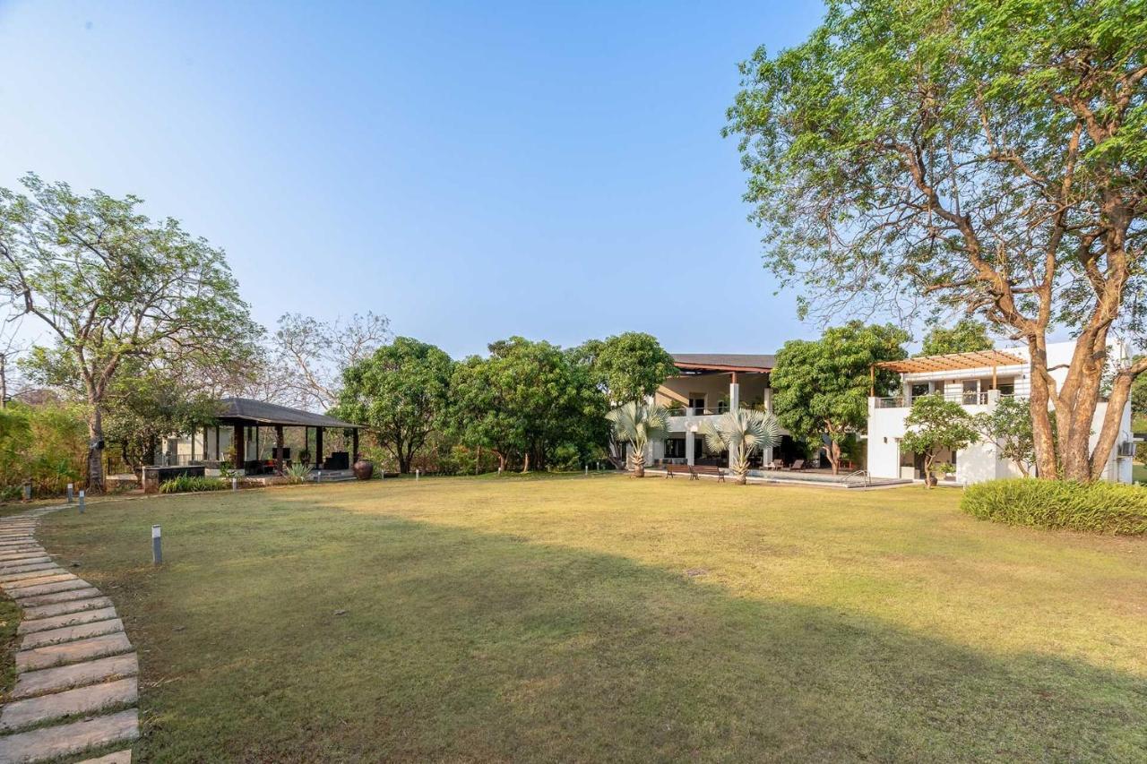 The Leaf By Stayvista - An Enchanting Escape Offering A Pool, Terrace, Lush Lawn, Contemporary Interiors, And Indoor Games Alībāg Ngoại thất bức ảnh