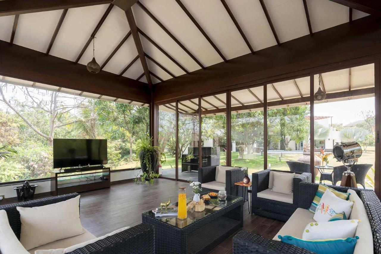 The Leaf By Stayvista - An Enchanting Escape Offering A Pool, Terrace, Lush Lawn, Contemporary Interiors, And Indoor Games Alībāg Ngoại thất bức ảnh