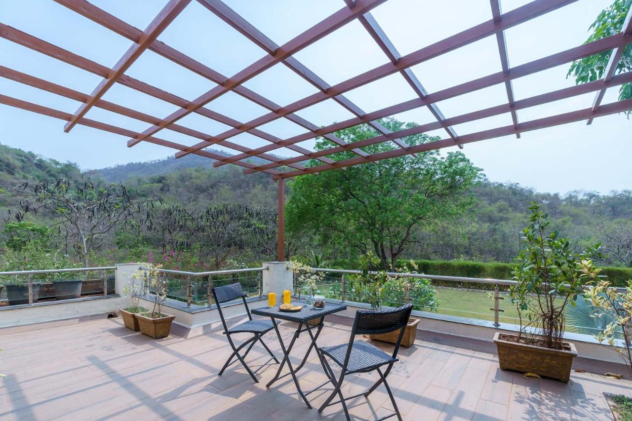 The Leaf By Stayvista - An Enchanting Escape Offering A Pool, Terrace, Lush Lawn, Contemporary Interiors, And Indoor Games Alībāg Ngoại thất bức ảnh