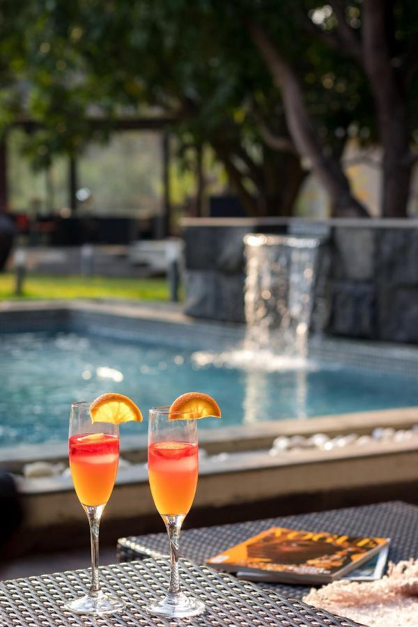 The Leaf By Stayvista - An Enchanting Escape Offering A Pool, Terrace, Lush Lawn, Contemporary Interiors, And Indoor Games Alībāg Ngoại thất bức ảnh