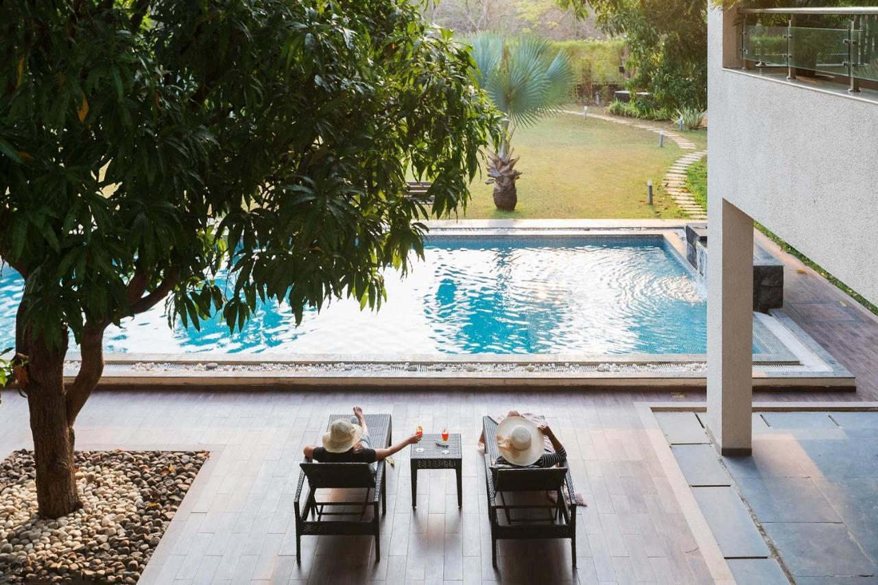 The Leaf By Stayvista - An Enchanting Escape Offering A Pool, Terrace, Lush Lawn, Contemporary Interiors, And Indoor Games Alībāg Ngoại thất bức ảnh