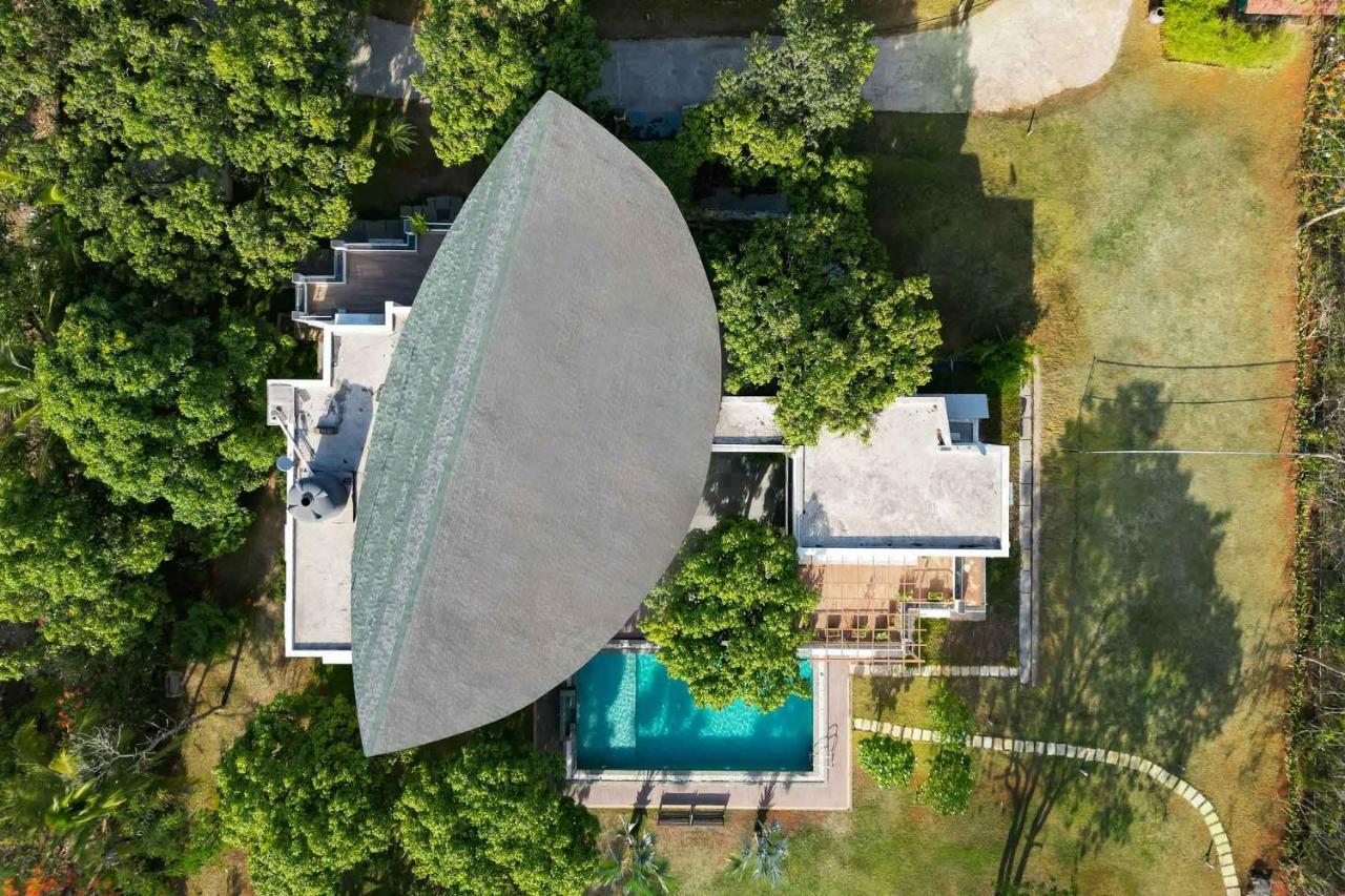 The Leaf By Stayvista - An Enchanting Escape Offering A Pool, Terrace, Lush Lawn, Contemporary Interiors, And Indoor Games Alībāg Ngoại thất bức ảnh
